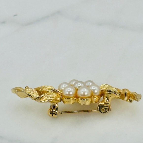 Vintage Richelieu Brooch Pin Gold Tone Faux Pearl Flower Leaf Dainty Delicate - Picture 7 of 9